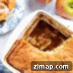 Εύκολη Πουτίγκα μήλου με μελάτη καραμέλα 9 Κολλώδης μηλόπιτα toffee με μήλα σε λευκό ταψί.