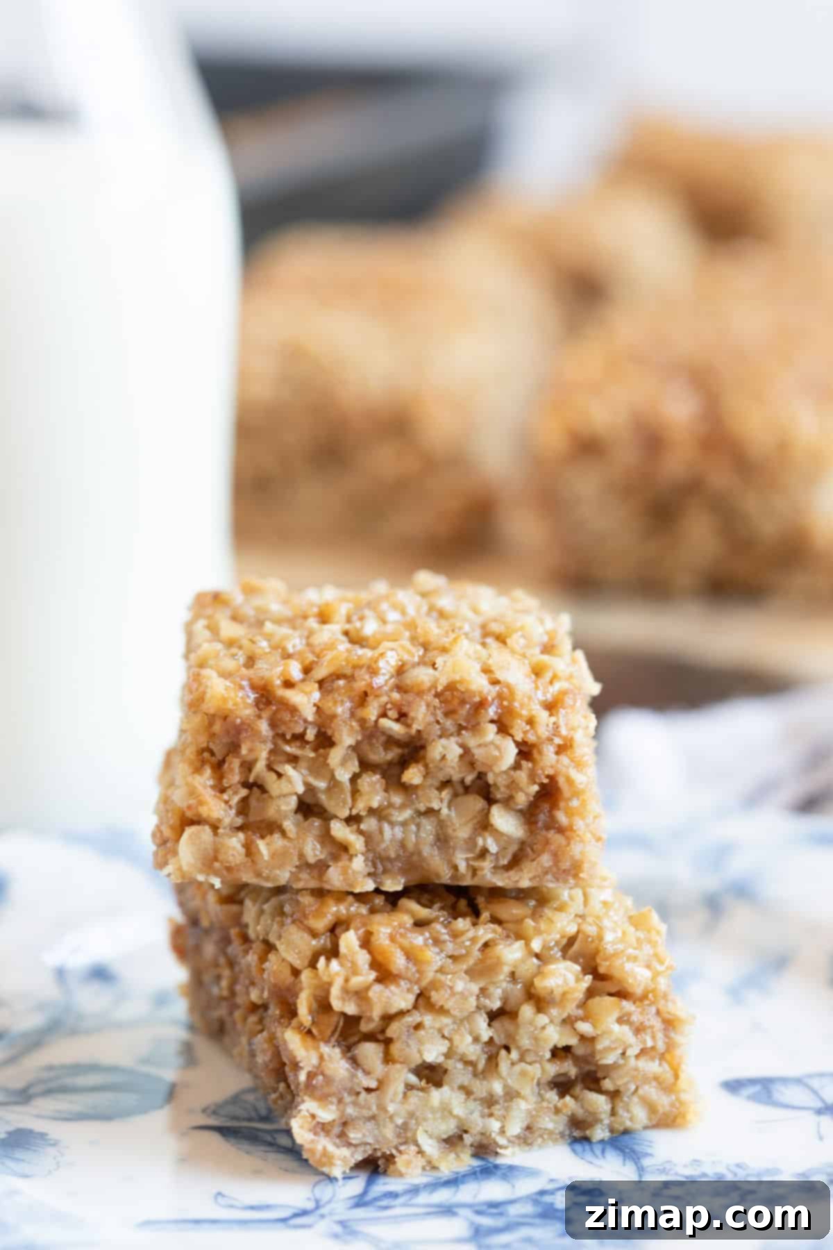 Πανεύκολες Μπάρες Βρώμης 2 Στοίβα από flapjacks σε μπλε και λευκό πιάτο.
