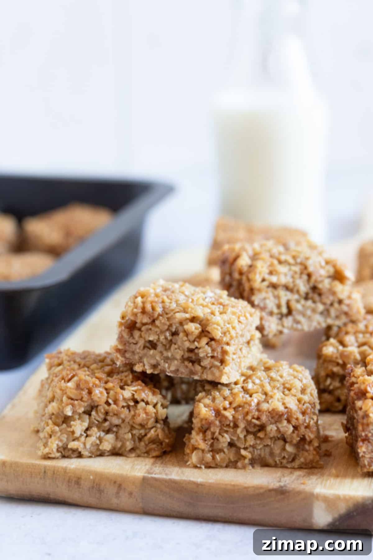 Πανεύκολες Μπάρες Βρώμης 5 Μπάρες Flapjack σε ξύλινο δίσκο.