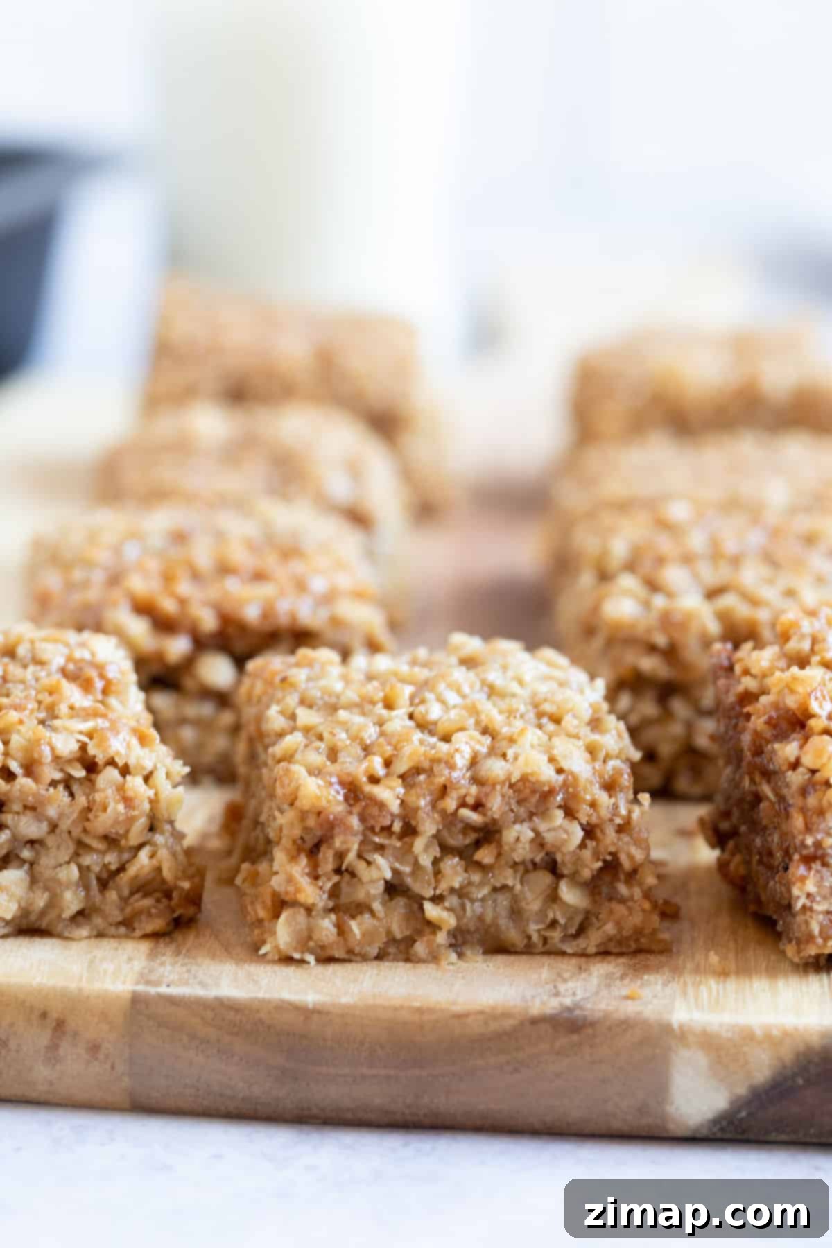 Πανεύκολες Μπάρες Βρώμης 6 Μαλακά, αφράτα flapjacks σε ξύλινο δίσκο.