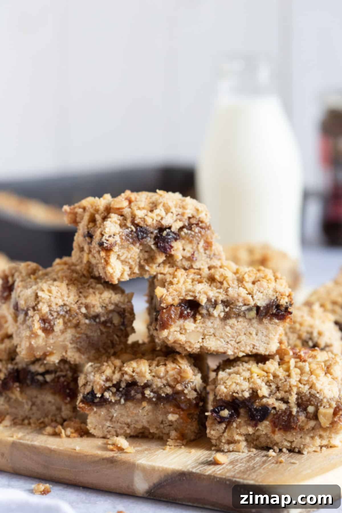 Στοίβα από φέτες crumble με γέμιση mincemeat.