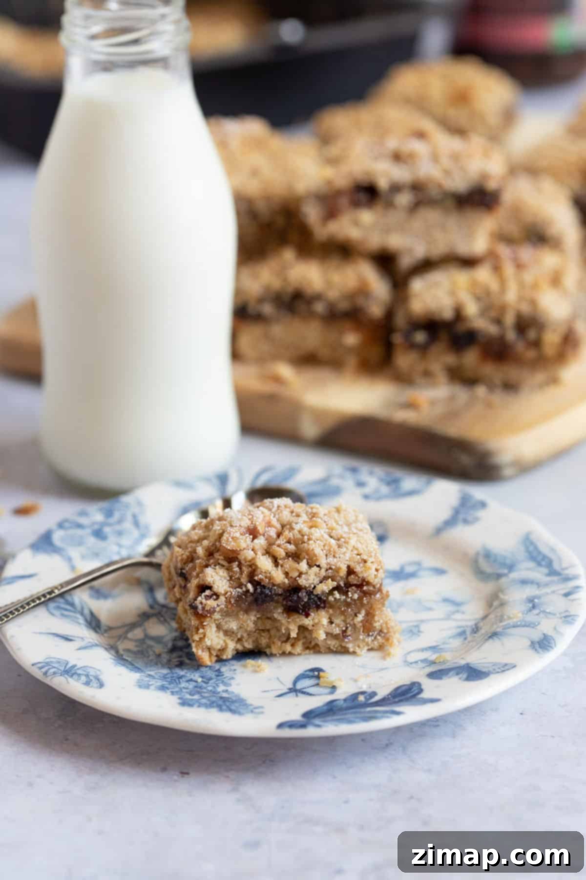 Εύκολες Φέτες Κραμπλ με Μινσμίτ 6 Φέτα crumble με mincemeat σε μπλε και λευκό πιάτο.
