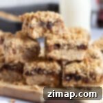 Εύκολες Φέτες Κραμπλ με Μινσμίτ 8 Στοίβα από φέτες crumble mincemeat σε ξύλινο δίσκο.