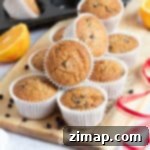 Τα πιο Εύκολα Χριστουγεννιάτικα Κεκάκια 8 Χριστουγεννιάτικα μάφιν σε ξύλινη επιφάνεια.