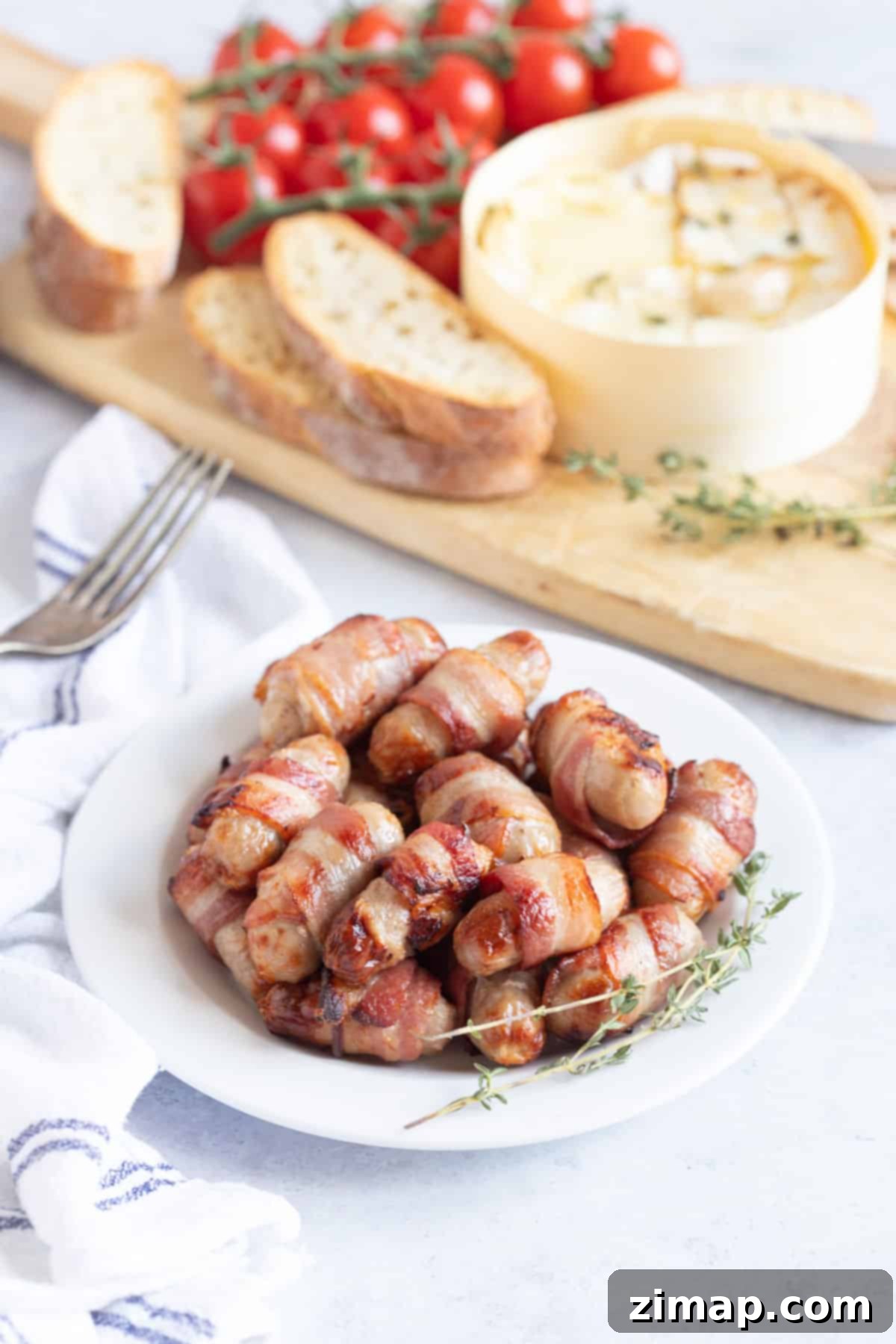 Λουκανικοπιτάκια στη Φριτέζα Αέρος 2 Pigs in blankets on a plate.