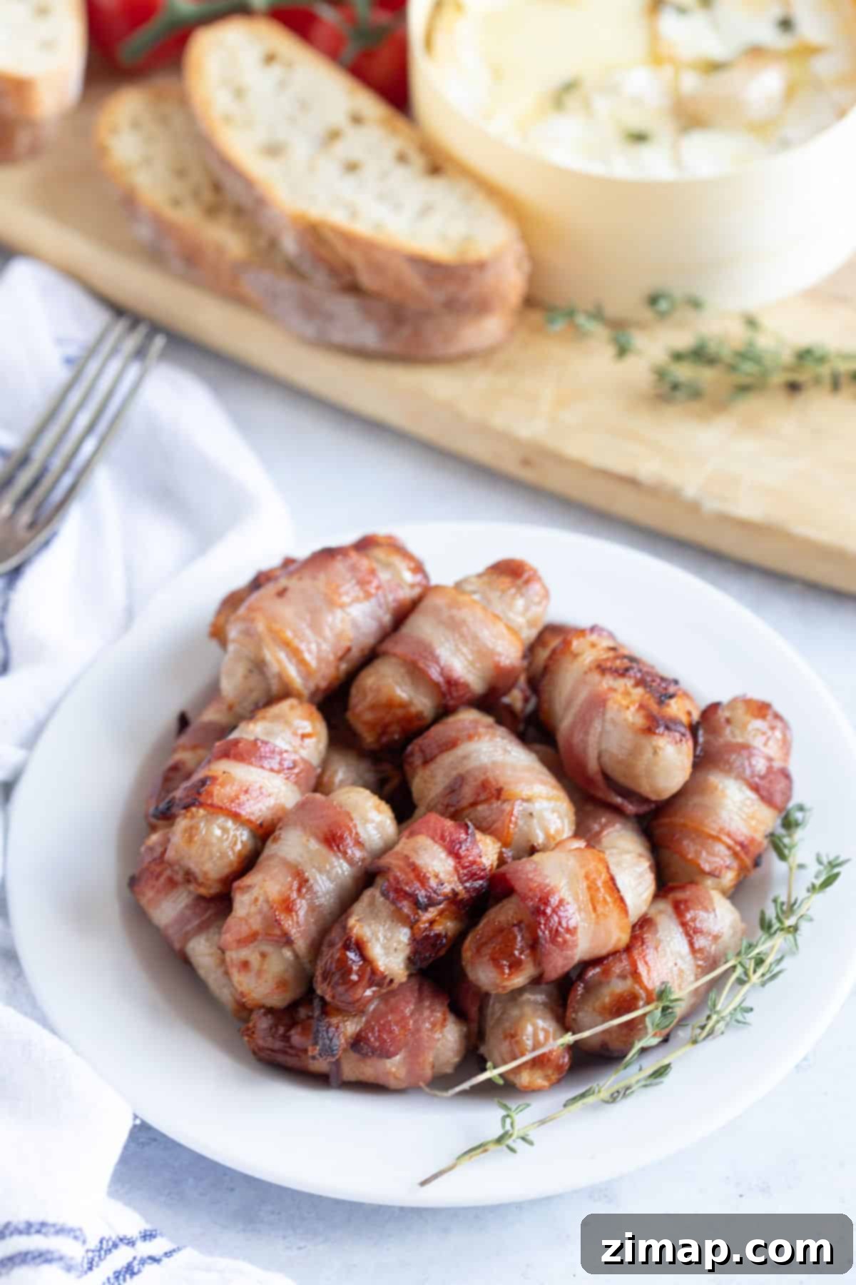 Λουκανικοπιτάκια στη Φριτέζα Αέρος 5 Pigs in blankets on a white plate.