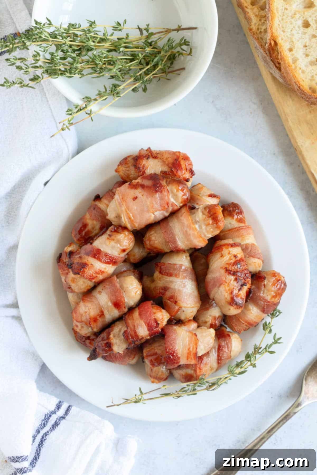 Λουκανικοπιτάκια στη Φριτέζα Αέρος 7 Pigs in blankets on a plate.