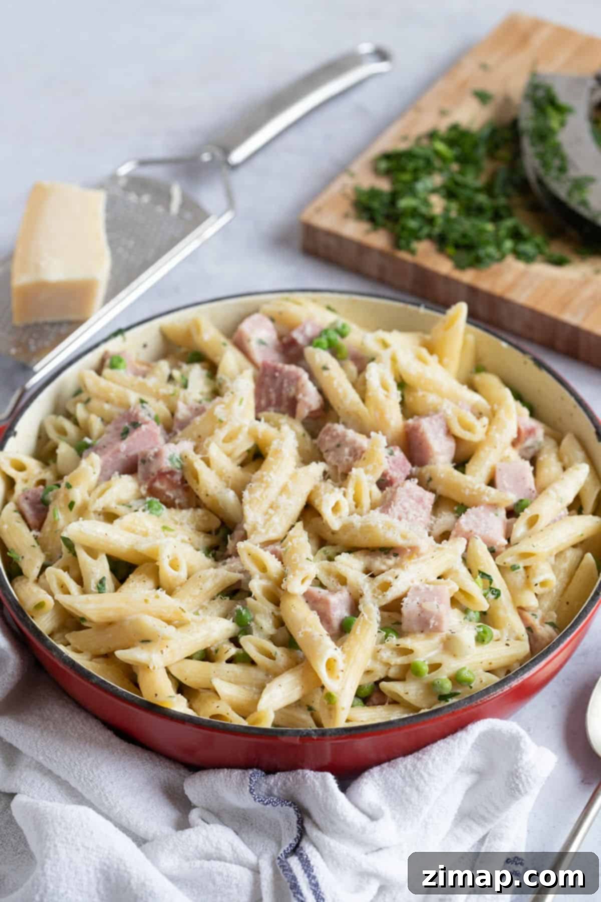 Εύκολα Ζυμαρικά με Περισσεύματα Γκάμον 2 Leftover ham and pea pasta in a red pan.