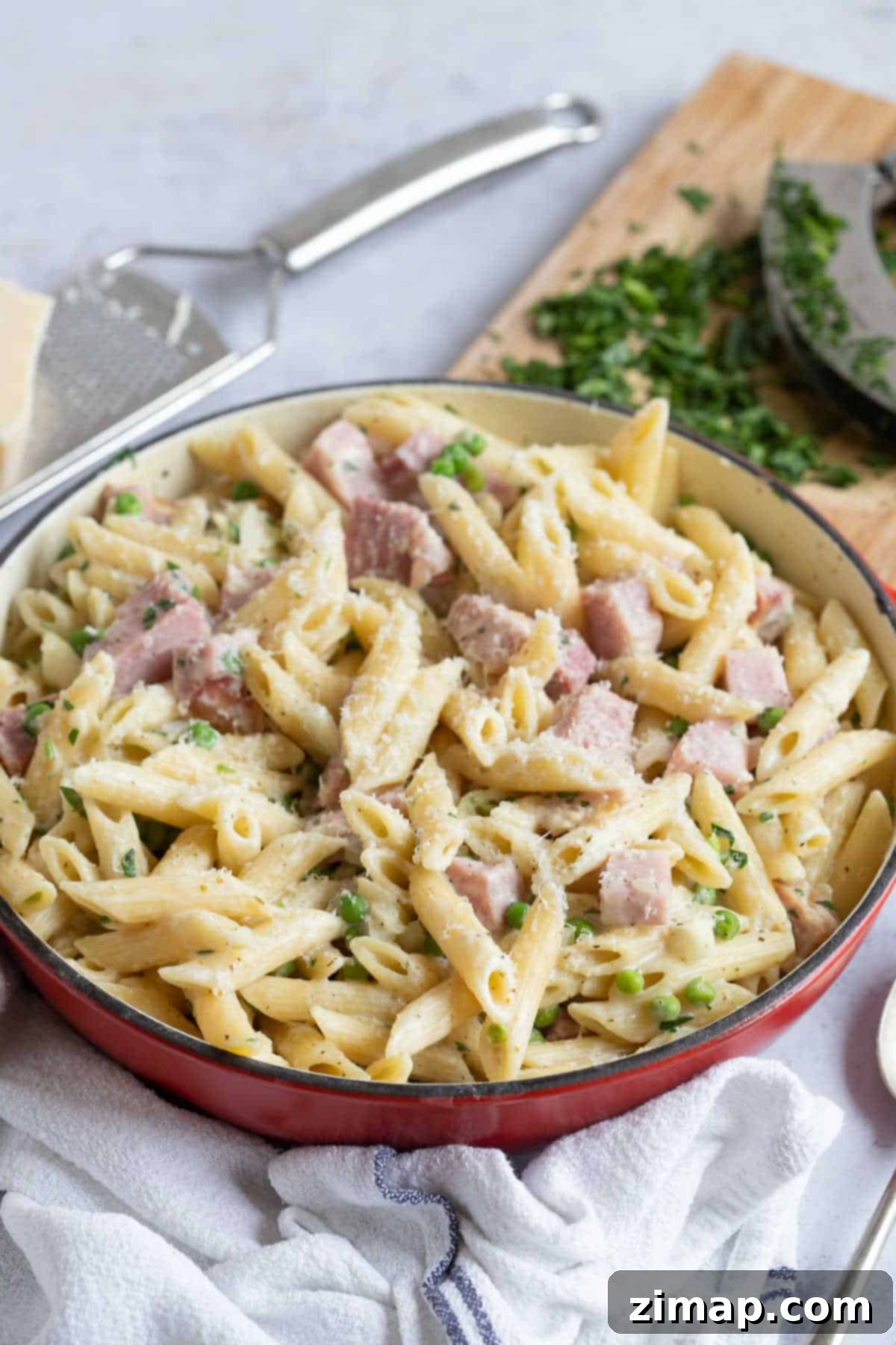 Εύκολα Ζυμαρικά με Περισσεύματα Γκάμον 7 Creamy leftover gammon pasta and peas in a pan.
