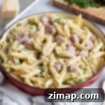 Εύκολα Ζυμαρικά με Περισσεύματα Γκάμον 8 Gammon ham pasta in a red pan.
