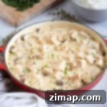 Φρικασέ Γαλοπούλας στη στιγμή 8 Φρικασέ Γαλοπούλας από Υπολείμματα σε κόκκινο τηγάνι.