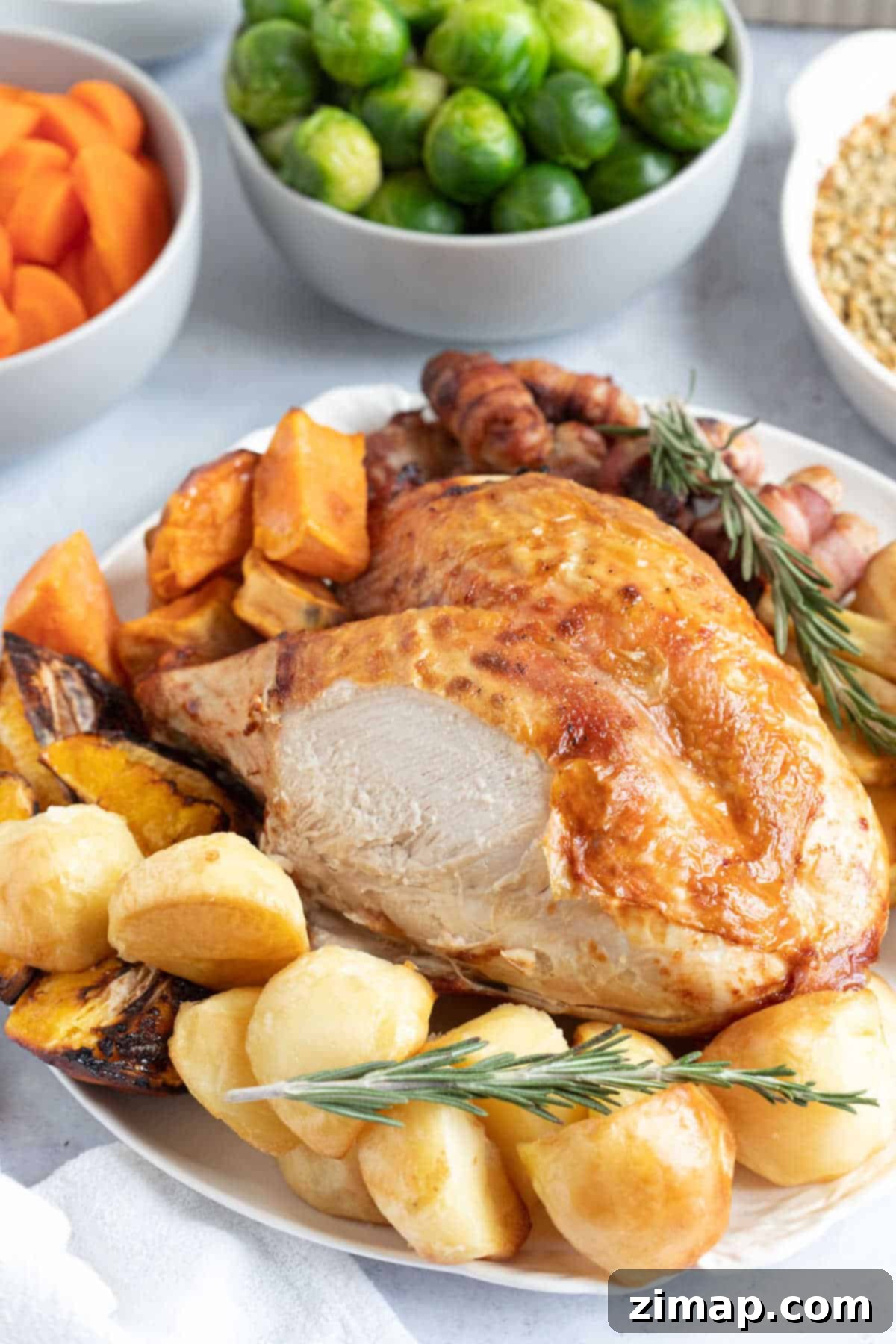 Κορώνα Γαλοπούλας Air Fryer: Εύκολα 7 Ζουμερή κορώνα γαλοπούλας από φριτέζα αέρος με ψητές πατάτες και λουκάνικα τυλιγμένα σε μπέικον.