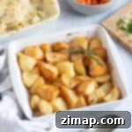 Τραγανές Πατάτες Πάπιας 8 Πατάτες φούρνου με λίπος πάπιας σε λευκό πιάτο.