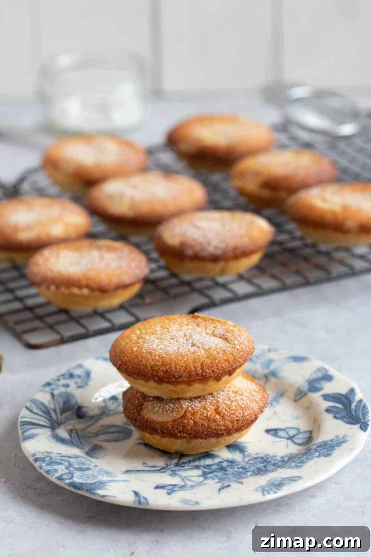 Εύκολα Μίνς Πάι με Φραντζιπάν 2 Δύο frangipane mince pies το ένα πάνω στο άλλο σε ένα πιάτο.