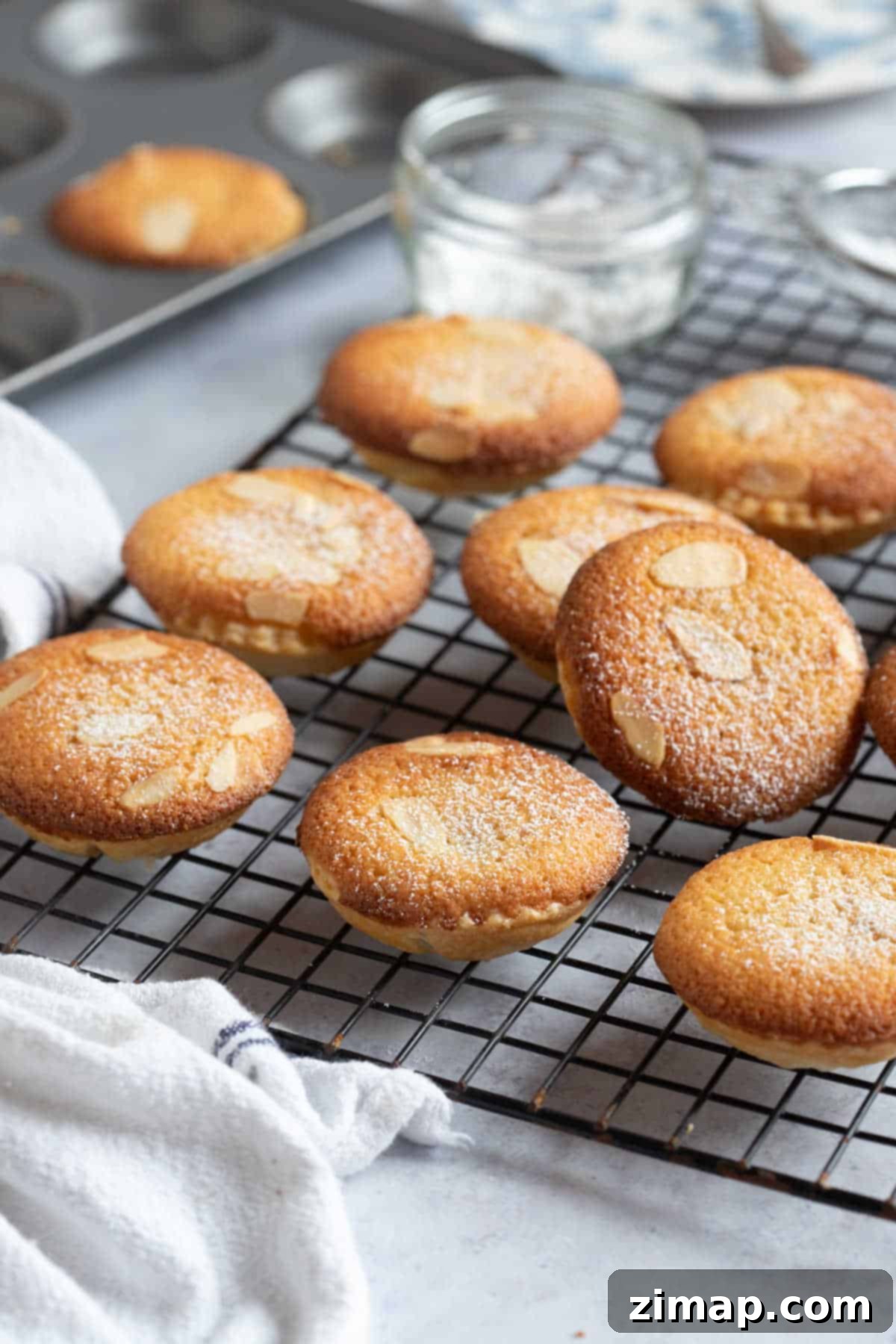 Εύκολα Μίνς Πάι με Φραντζιπάν 6 Almond topped mince pies on a wire rack.