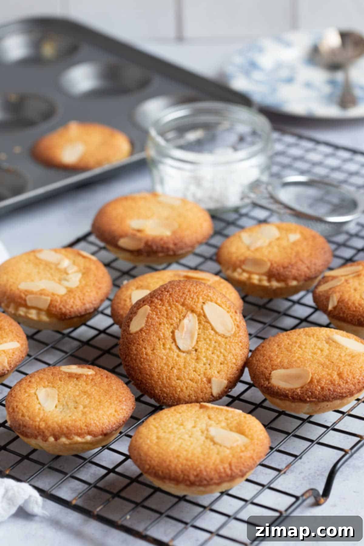 Εύκολα Μίνς Πάι με Φραντζιπάν 8 Frangipane mince pies σε συρμάτινη σχάρα.