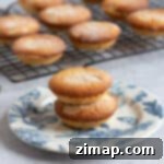 Εύκολα Μίνς Πάι με Φραντζιπάν 9 Frangipane mince pies σε μπλε και άσπρο πιάτο.