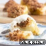 Εύκολα Ψητά Μήλα στη Φριτέζα Αέρος 14 Ψητό μήλο σε μπλε και άσπρο πιάτο.