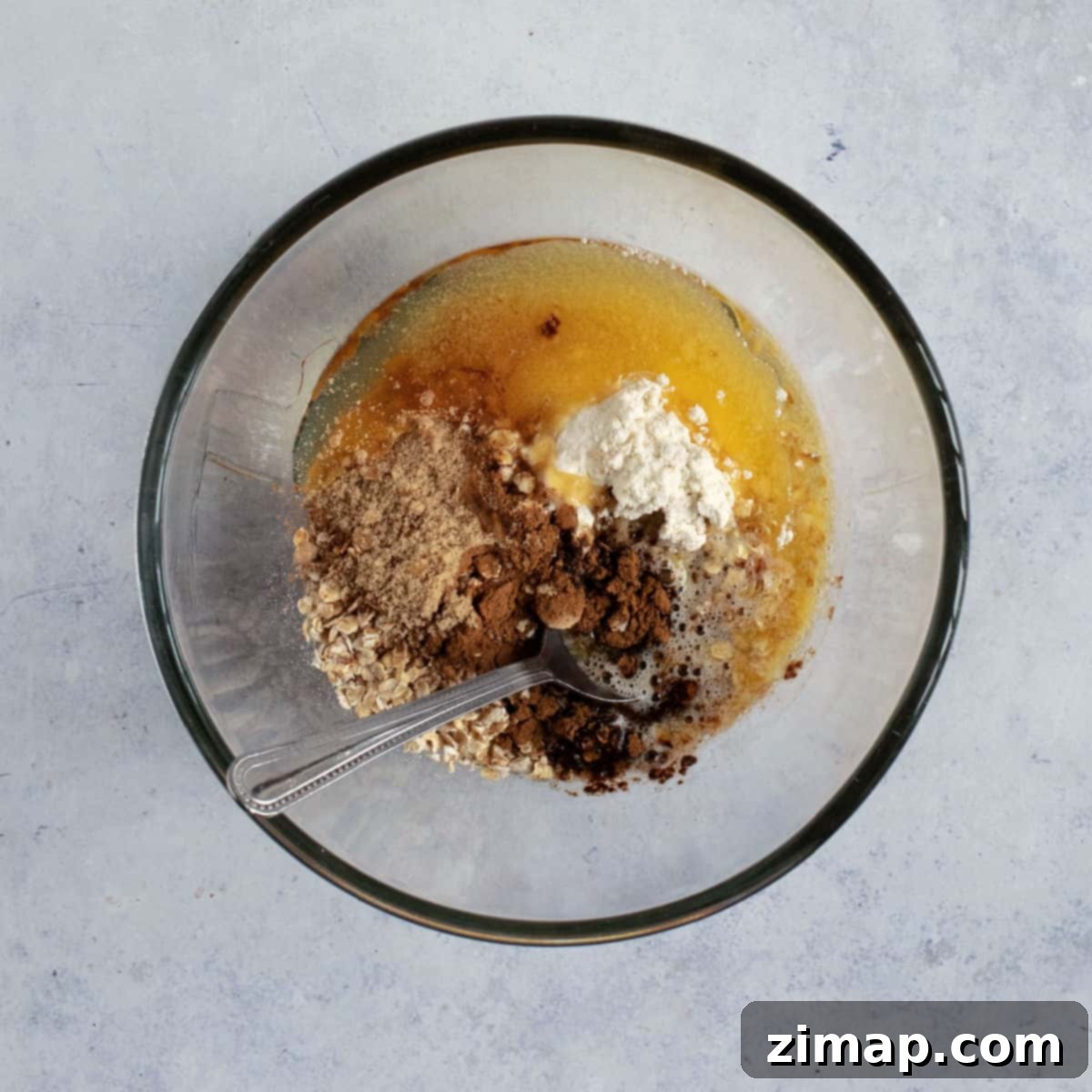 Εύκολα Ψητά Μήλα στη Φριτέζα Αέρος 5 Topping crumble σε ένα μπολ.