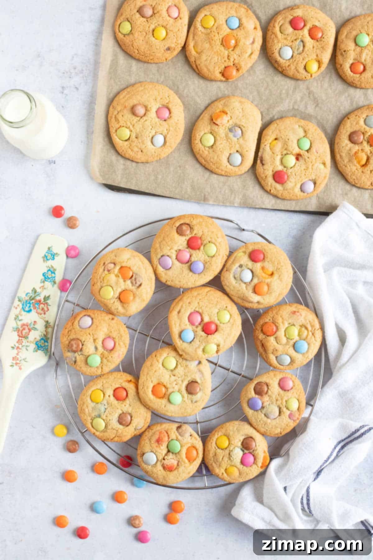 Smarties cookies σε σχάρα ψύξης.