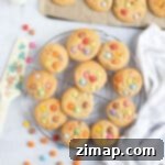 Εύκολα Μπισκότα Σμάρτις 9 Smarties cookies σε σχάρα ψύξης.