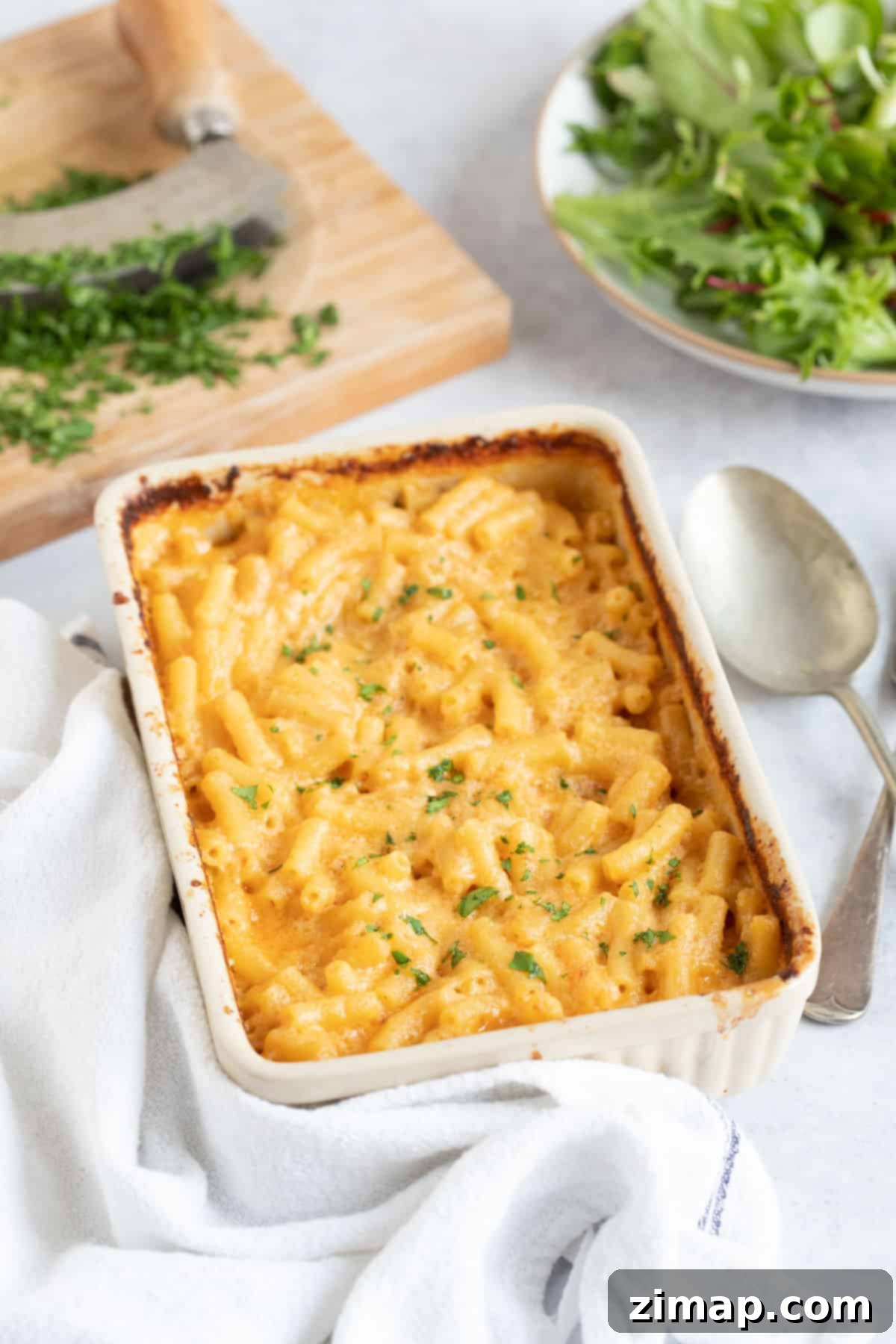Εύκολα Μακαρόνια με Τυρί στο Air Fryer 1 Air fryer mac and cheese garnished with parsley.