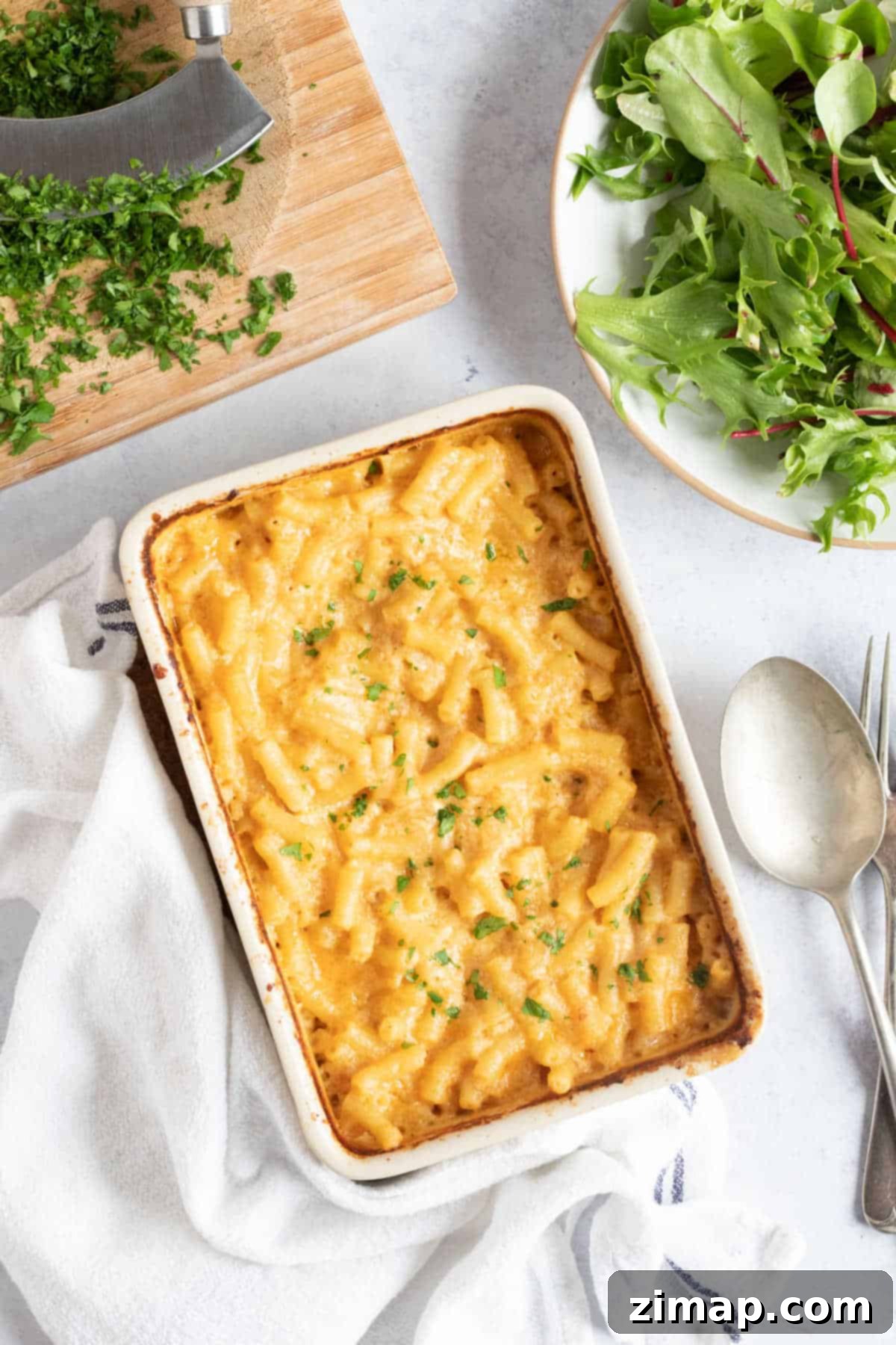 Εύκολα Μακαρόνια με Τυρί στο Air Fryer 5 Air fryer macaroni cheese in a baking dish.
