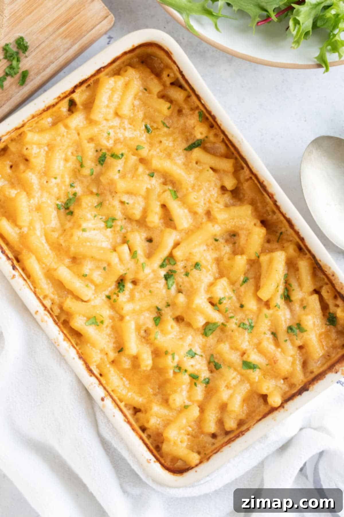 Εύκολα Μακαρόνια με Τυρί στο Air Fryer 6 Air fryer mac and cheese with a green side salad.