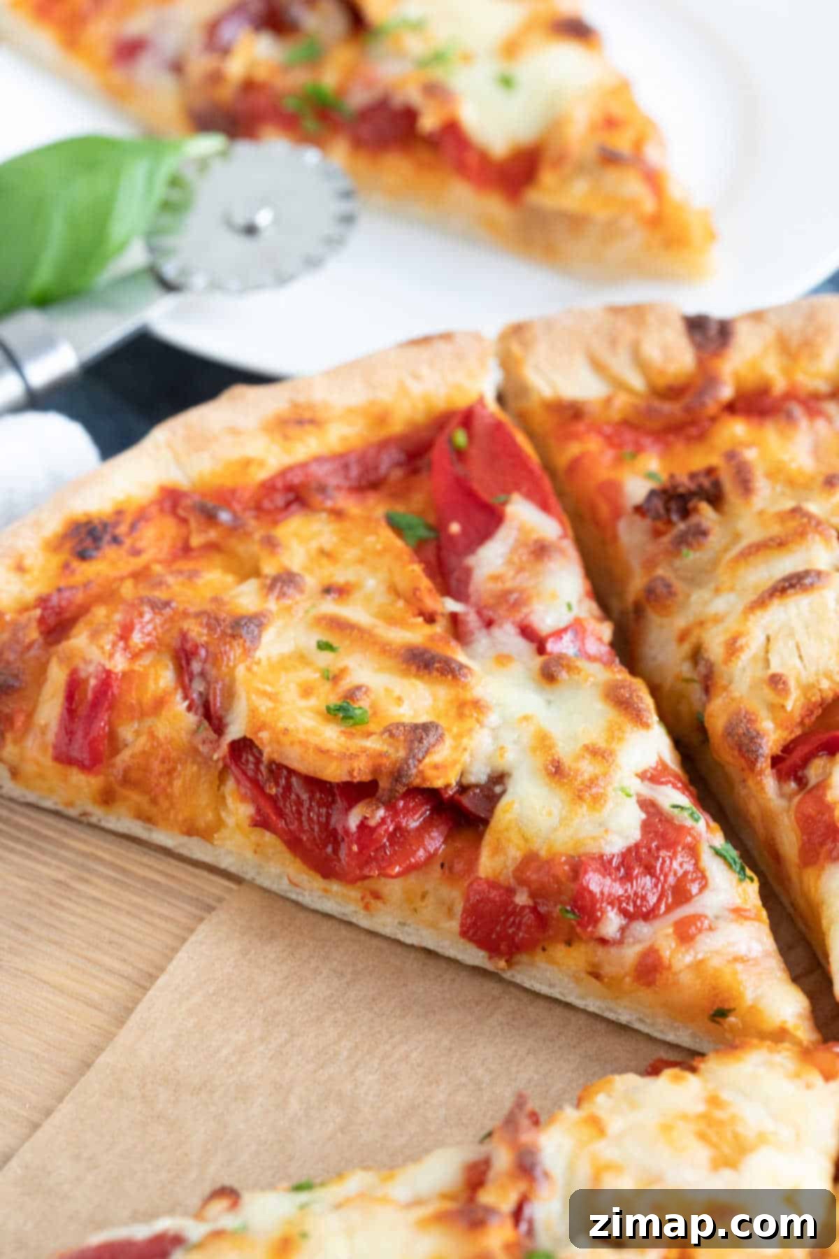 Εύκολη και Πικάντικη Πίτσα Κοτόπουλο 7 Μια φέτα πικάντικης πίτσας κοτόπουλο.