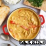 Εύκολο Κάρι Κοτόπουλου από τα Χθεσινά 8 Κάρι κοτόπουλου με υπολείμματα σε ένα σκεύος με ρύζι και ψωμί naan στο πλάι.
