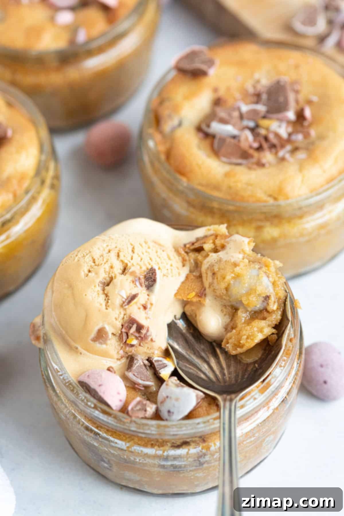 Αυγο-γλυκάκια Αέρος 2 Air fried mini egg cookie dough desserts in individual glass ramekins.