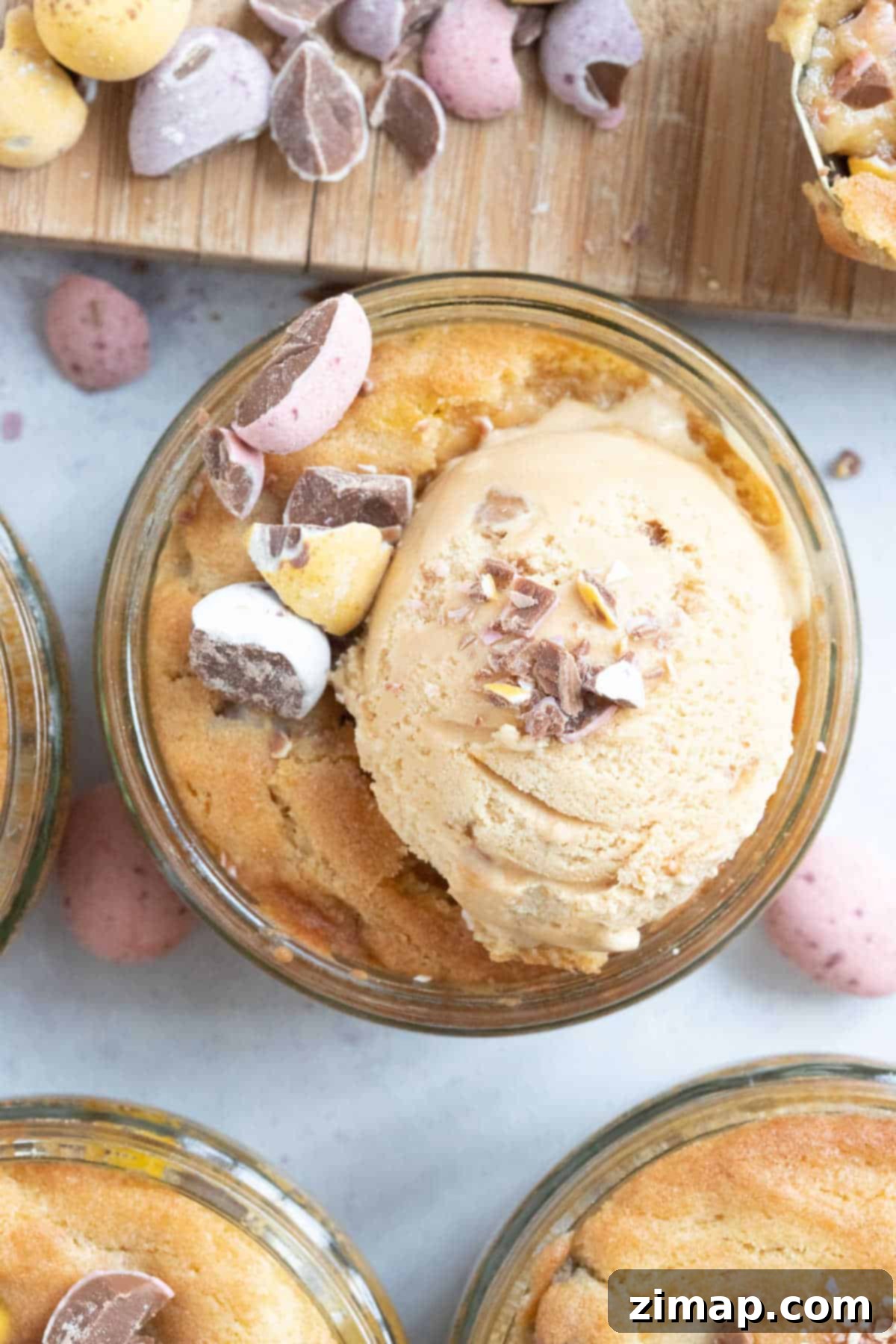 Αυγο-γλυκάκια Αέρος 6 Mini egg cookie dough dessert pot with a scoop of ice cream on top.