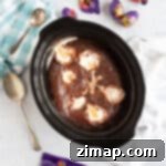 Αργομαγειρεμένη Πουτίγκα Σοκολάτας με Αβγά Κρέμας 10 Σοκολατένια πουτίγκα Cadbury creme egg σε μαύρο crock pot.