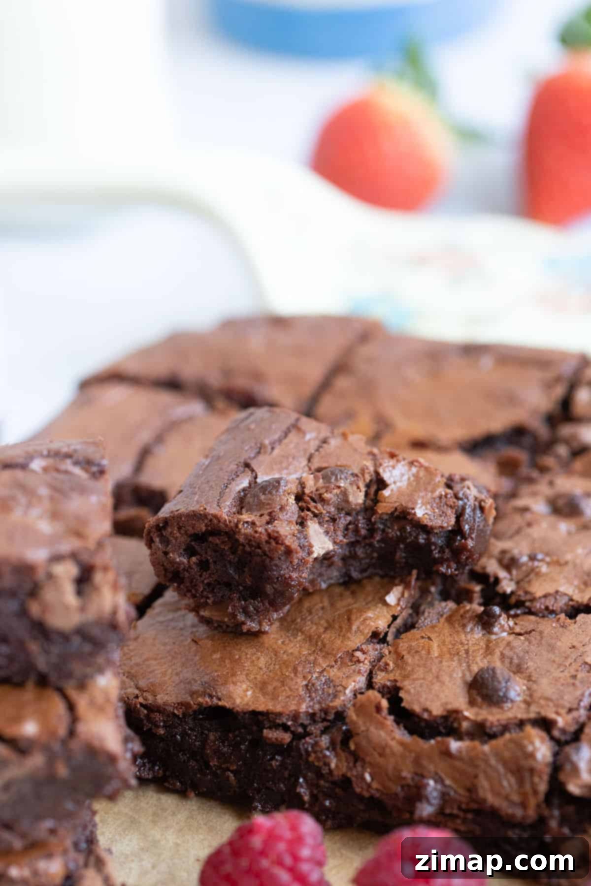 Εύκολα Μπράουνις Αέρος 7 Ένα μισοφαγωμένο brownie πάνω σε στοίβα από άλλα brownies.