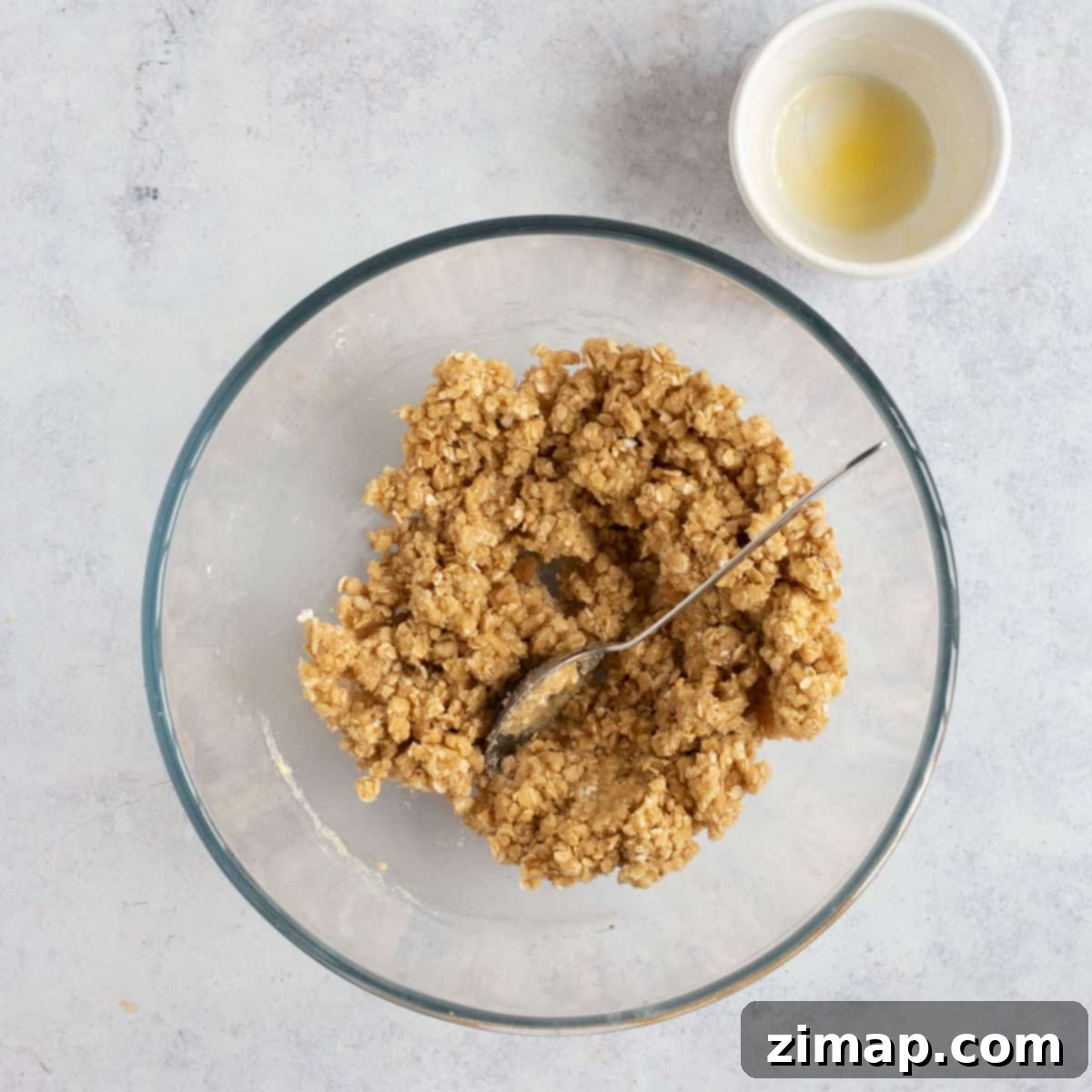 Εύκολο Κράμπλ Μήλου στο Air Fryer 5 Επικάλυψη crumble σε ένα μπολ ανάμειξης.