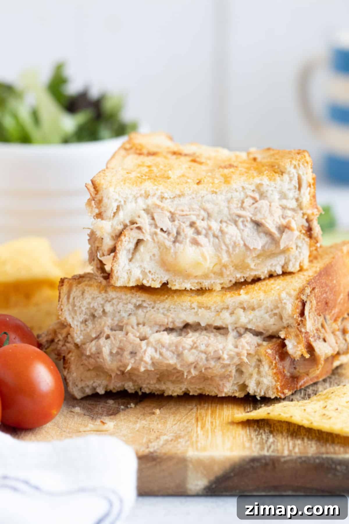 Η Απόλυτη Συνταγή Τόνου Melt για Φριτέζα Αέρος 12 Tuna melt από air fryer με σαλάτα.