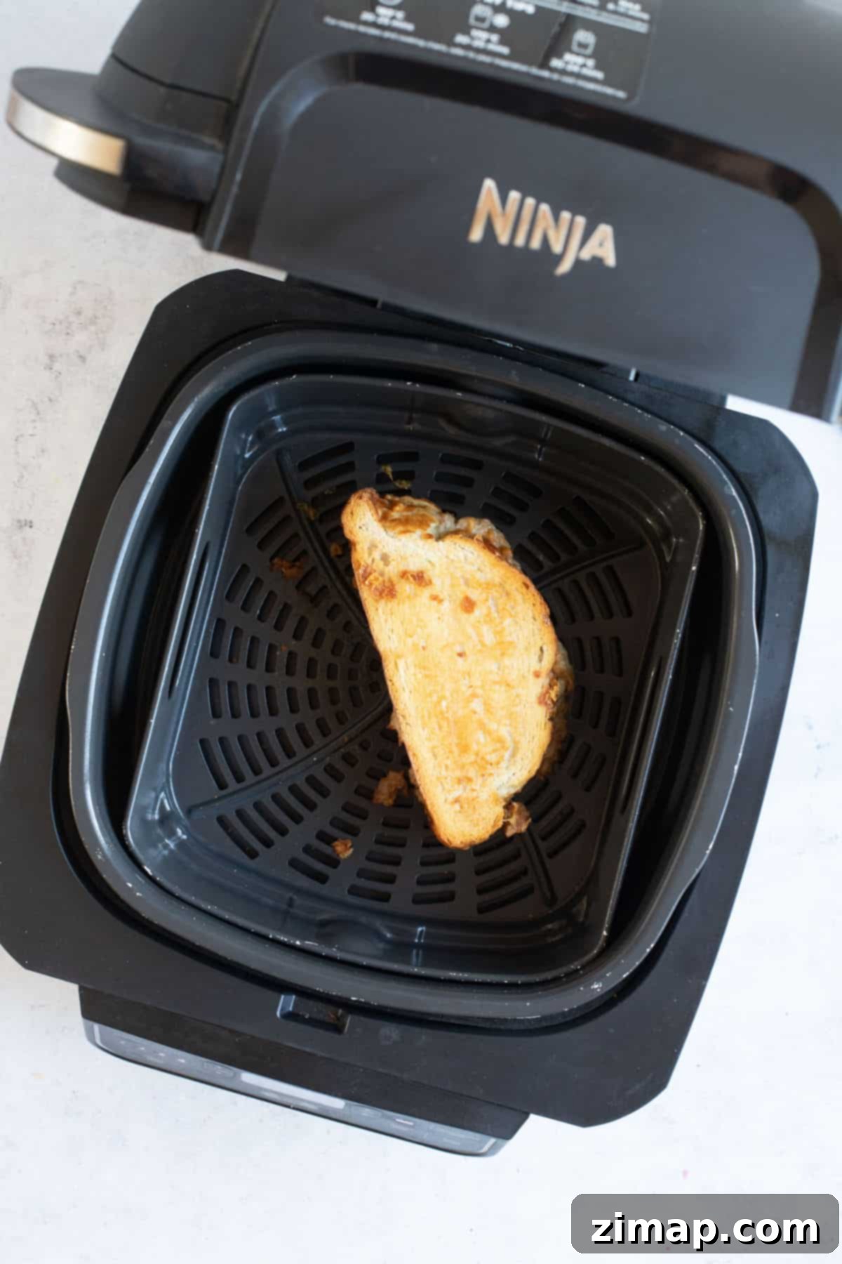 Η Απόλυτη Συνταγή Τόνου Melt για Φριτέζα Αέρος 9 Tuna melt στο καλάθι του air fryer Ninja.