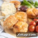 Πανεύκολα Τυρόψωμα Αέρος 10 Τυρόψωμα με τυρί στην αερόθερμη φριτέζα με ντοματίνια και ένα δοχείο τσάτνεϊ.