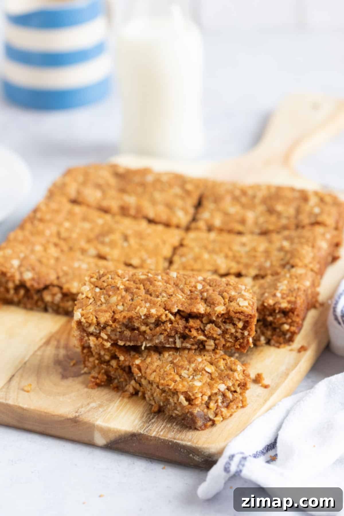 Εύκολη Συνταγή Anzac Slice 6 Φέτες Anzac σε ξύλινη επιφάνεια.