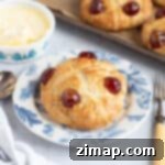 Εύκολα Σκονς Βικτόριας 9 Σκονς Βικτώριας με γλασέ κεράσια στην κορυφή.
