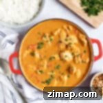 Εύκολο Κάρι Κοτόπουλου με Φυστικοβούτυρο 8 Peanut butter chicken satay curry in a red pan with coriander.