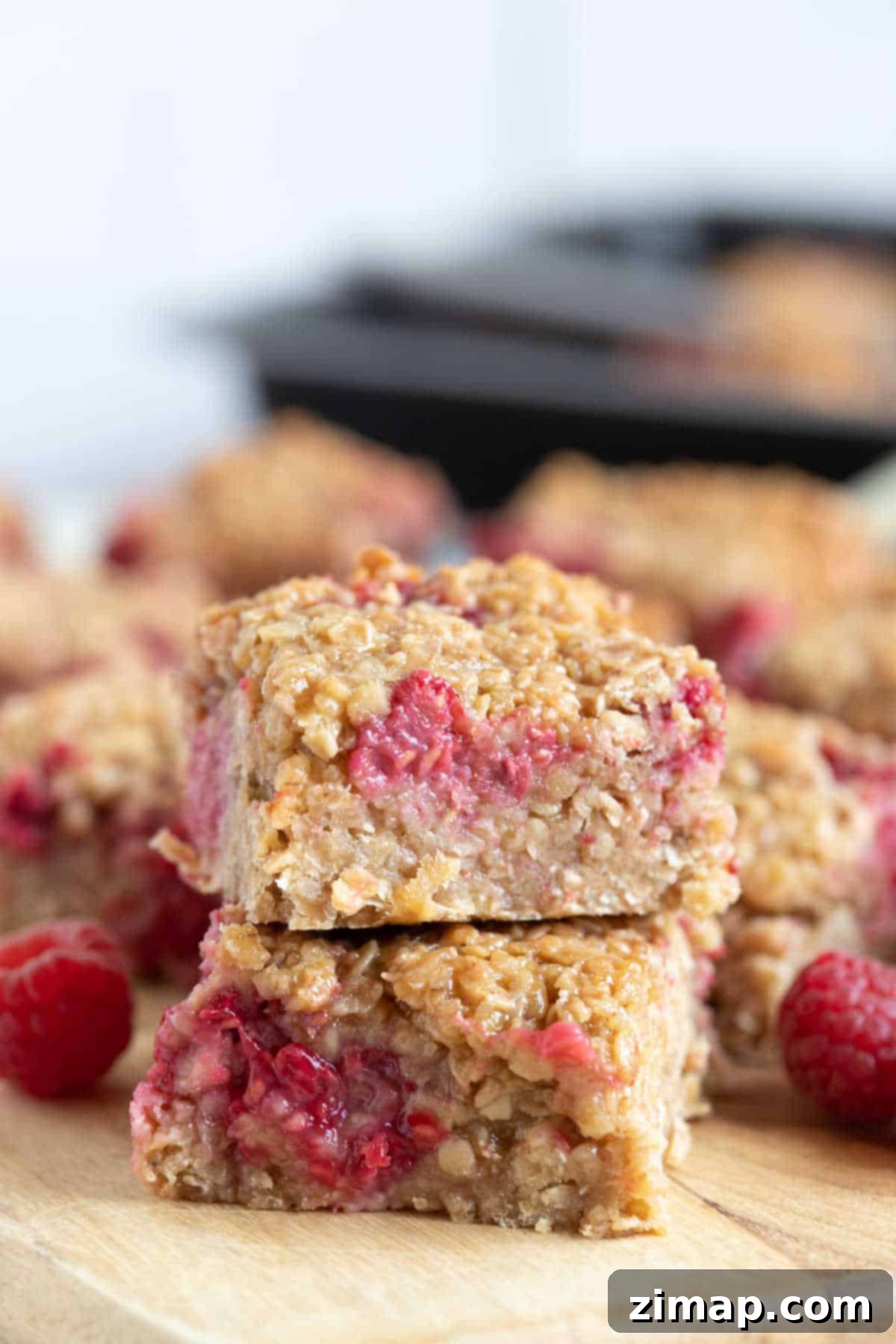 Οι Πιο Εύκολες Μπάρες Βρώμης με Σμέουρα 6 A stack of fresh raspberry flapjacks.