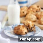 Βραχάκια Φριτέζας Αέρος 13 Μπισκότα βράχου σε μπλε και λευκό πιάτο.