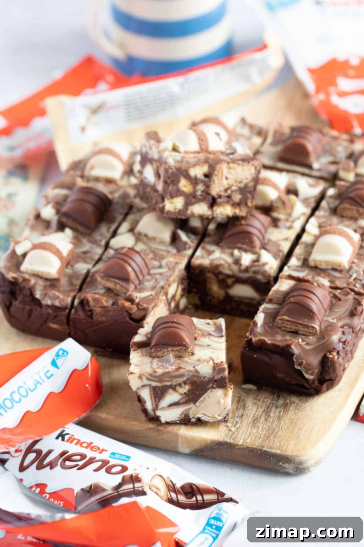 Εύκολο Μπισκοτογλυκό με Kinder Bueno 2 Κομμένα μπάρες Kinder Bueno tiffin σε ξύλινη επιφάνεια.