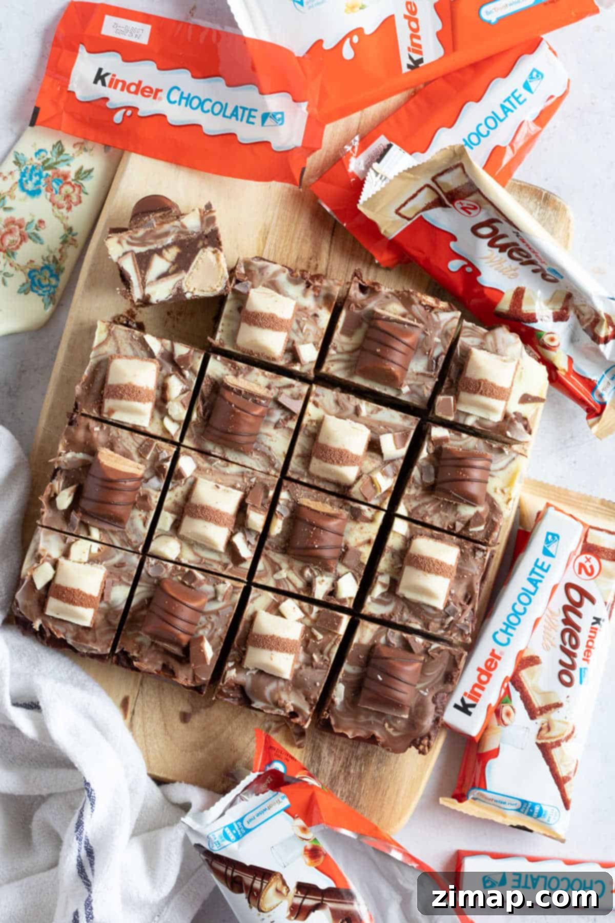 Εύκολο Μπισκοτογλυκό με Kinder Bueno 5 Kinder Bueno Tiffin κομμένο σε ομοιόμορφες μπάρες.