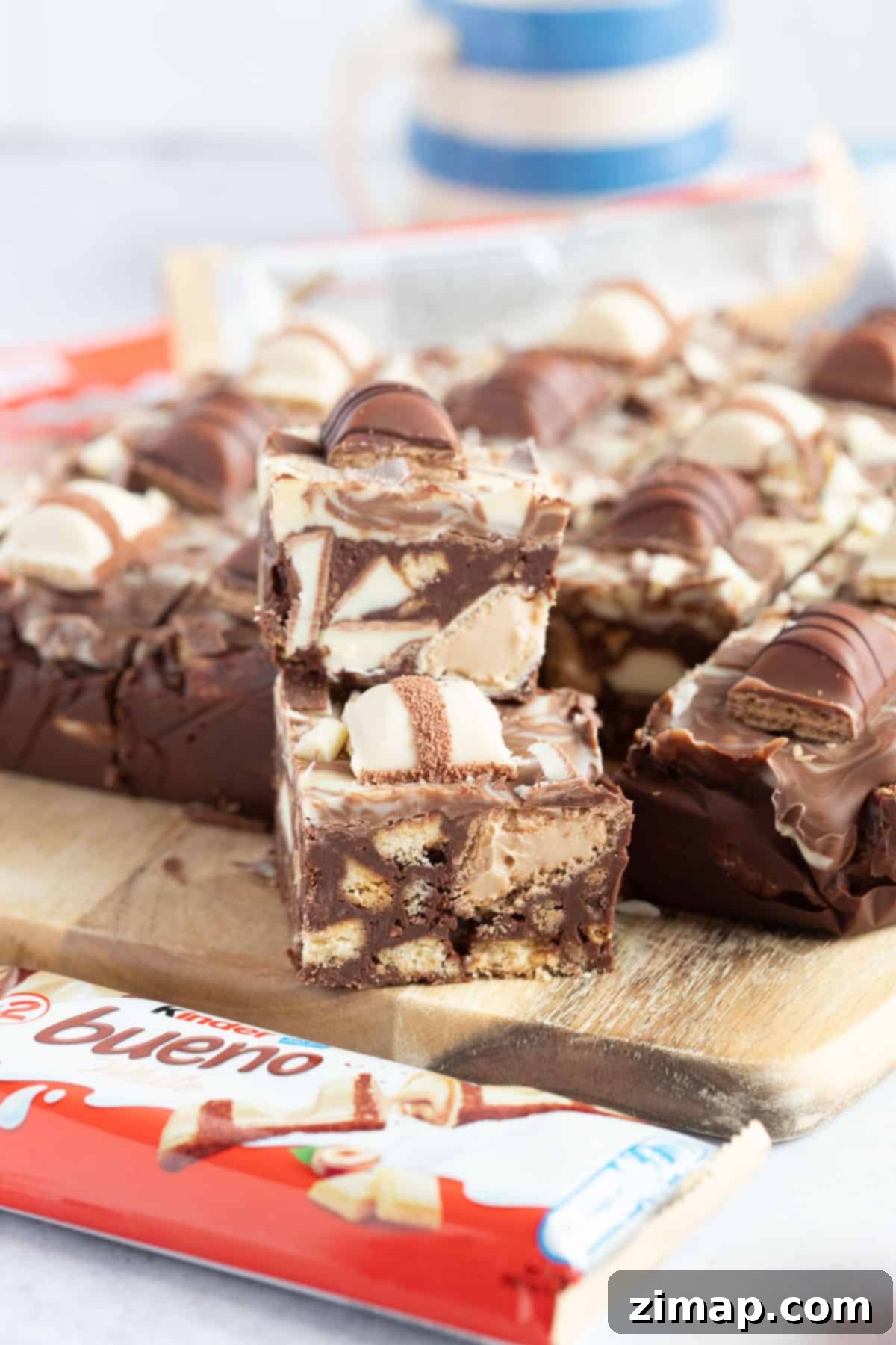 Εύκολο Μπισκοτογλυκό με Kinder Bueno 6 Μια στοίβα από φέτες Kinder Bueno tiffin.