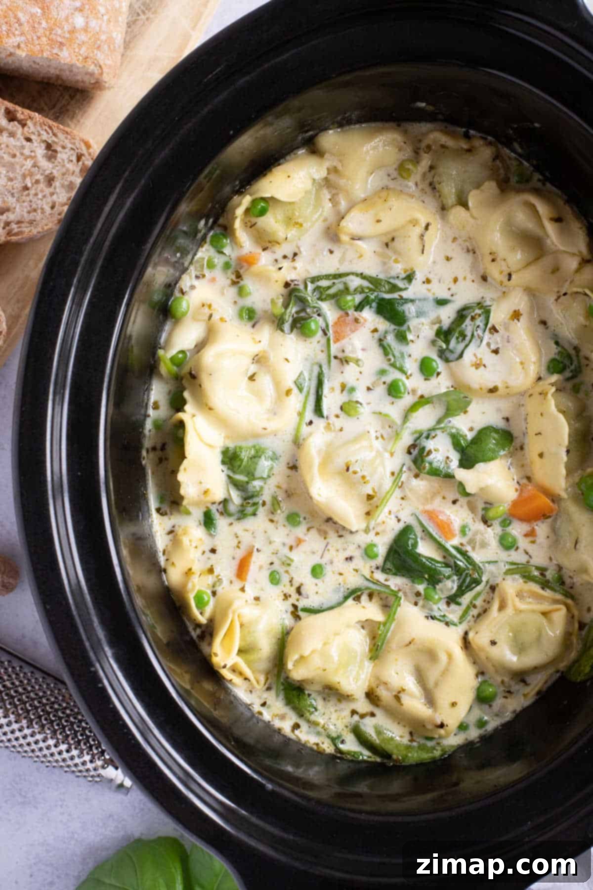 Σούπα Τορτελίνια Αργού Μαγειρέματος 2 Slow cooker tortellini soup in black crockpot.