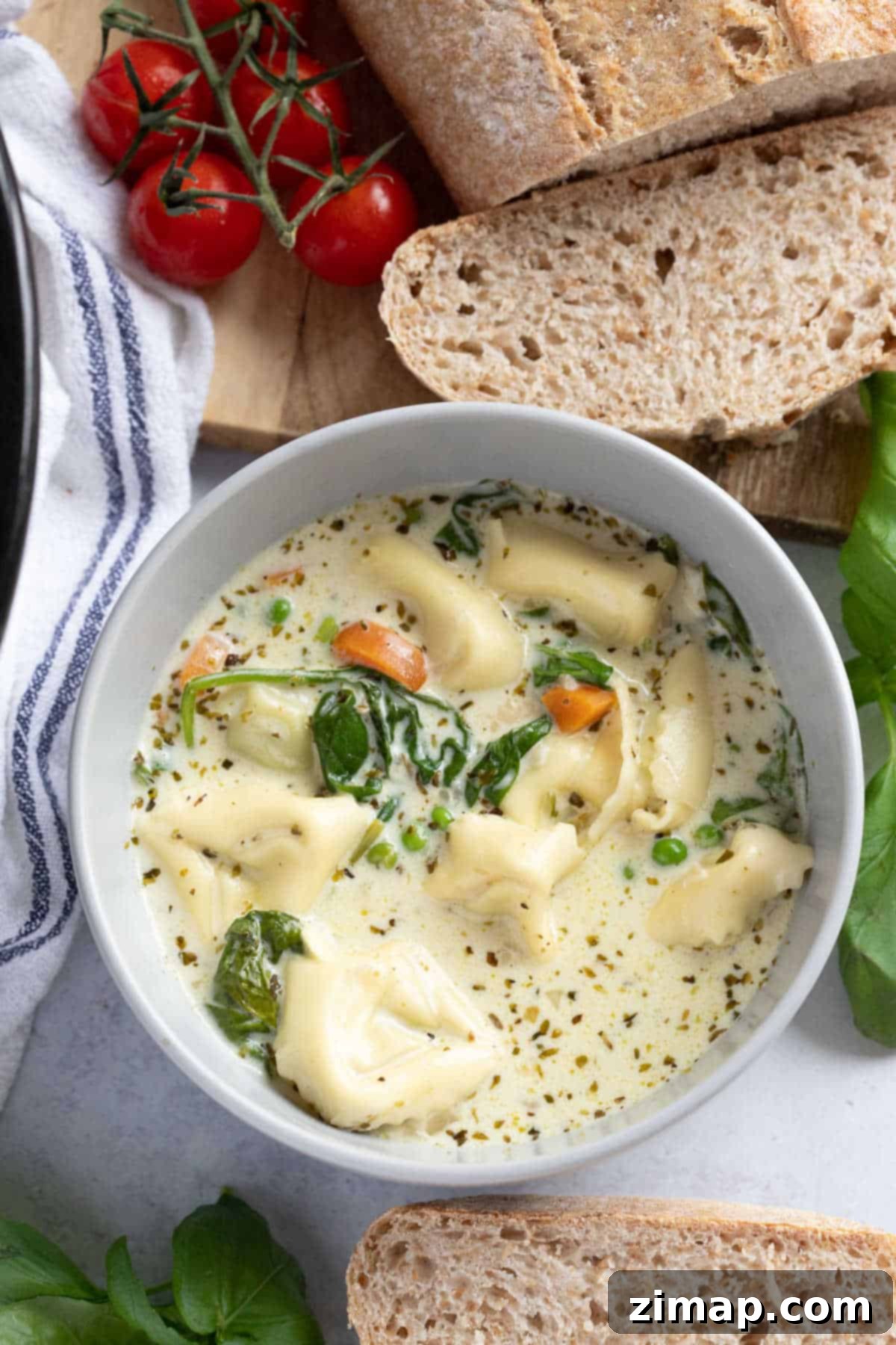 Σούπα Τορτελίνια Αργού Μαγειρέματος 8 A bowl of slow cooker tortellini soup.