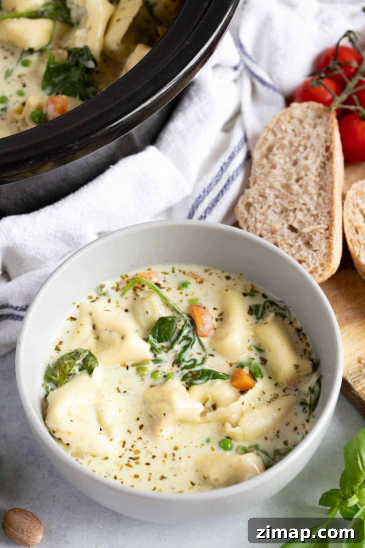 Σούπα Τορτελίνια Αργού Μαγειρέματος 7 A bowl of creamy tortellini soup made in the slow cooker.