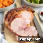 Τρυφερό Σιγομαγειρεμένο Χοιρινό με Χυμό Ανανά 9 Χοιρινό μπούτι σε αργό μαγειρευτή με ανανά και γυαλιστερό γλάσο μελιού από πάνω.